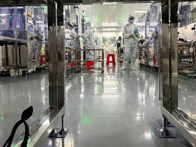 Equipment pair in the cleanroom